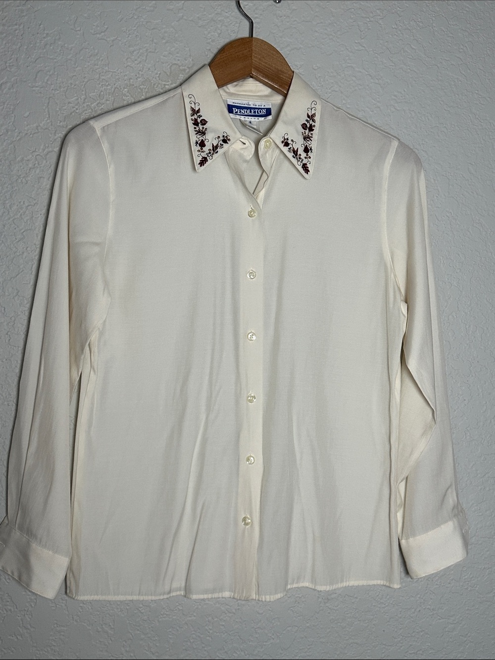 Pendleton Cream Button Up Shirt Floral Embroidered Collar Classic Cottage Size 6